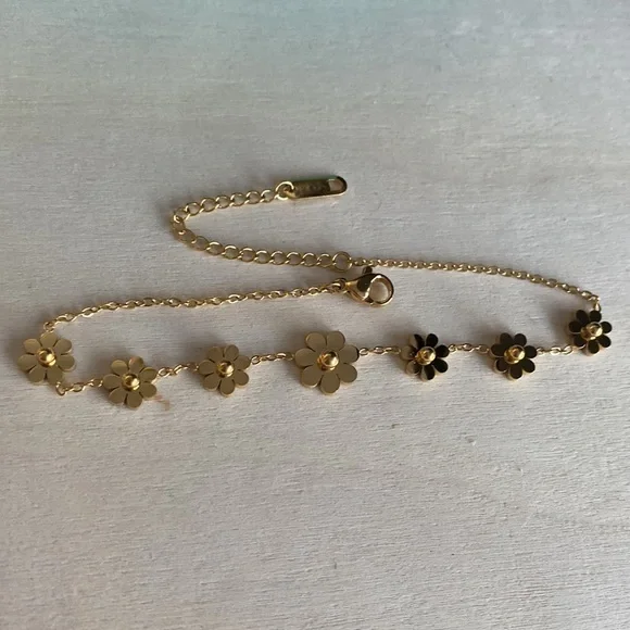 Daisy Linked Anklet - Picture 3 of 5